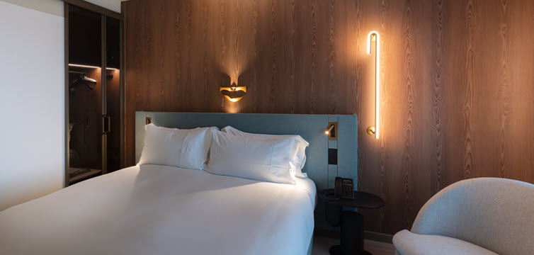 Interieur van Hotel Mövenpick in Zaventem met warm houtdecor